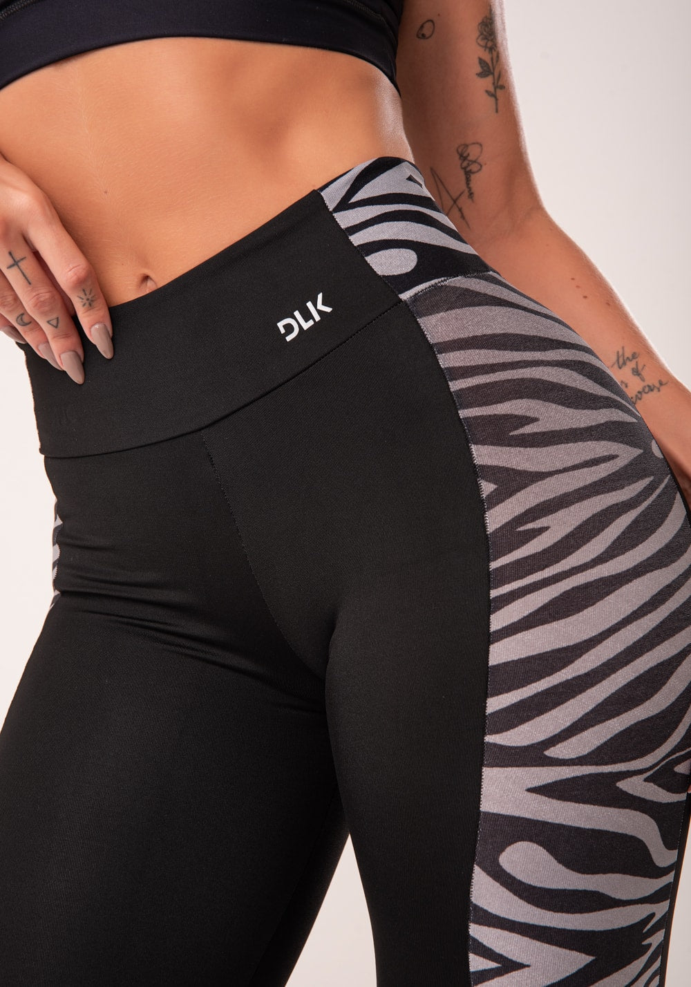 Calça legging wild preta com detalhe lateral zebra cinza