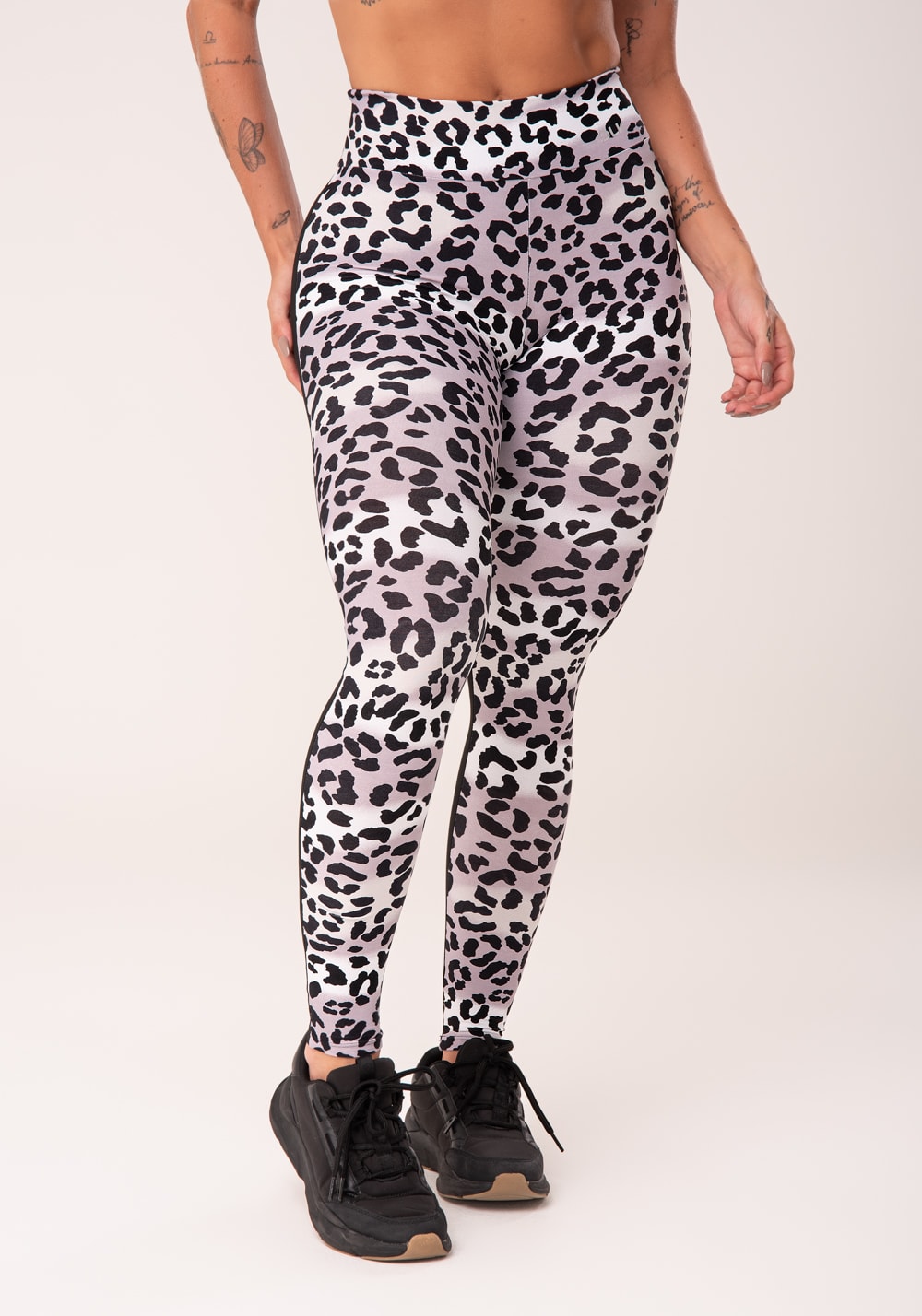 Calça legging wild preta com estampa de leopardo cinza