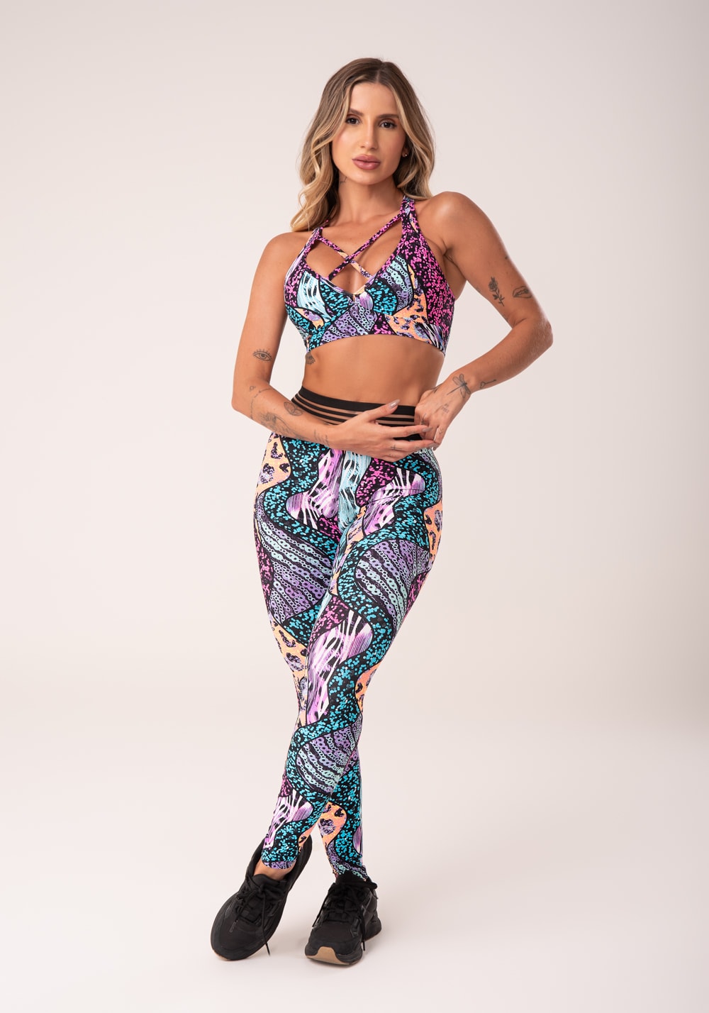 Top fitness wild cruzado com estampa de animal print colorido