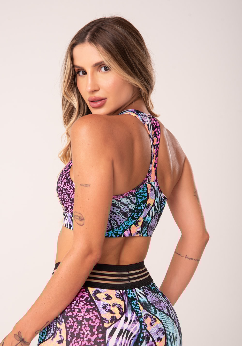Top fitness wild cruzado com estampa de animal print colorido