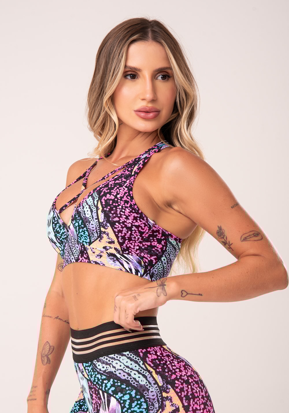 Top fitness wild cruzado com estampa de animal print colorido