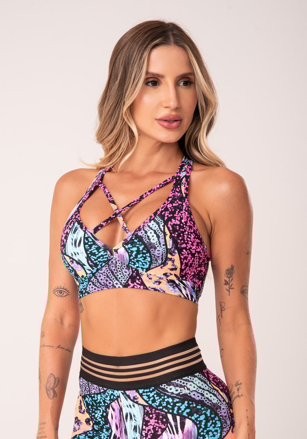 Top fitness wild cruzado com estampa de animal print colorido