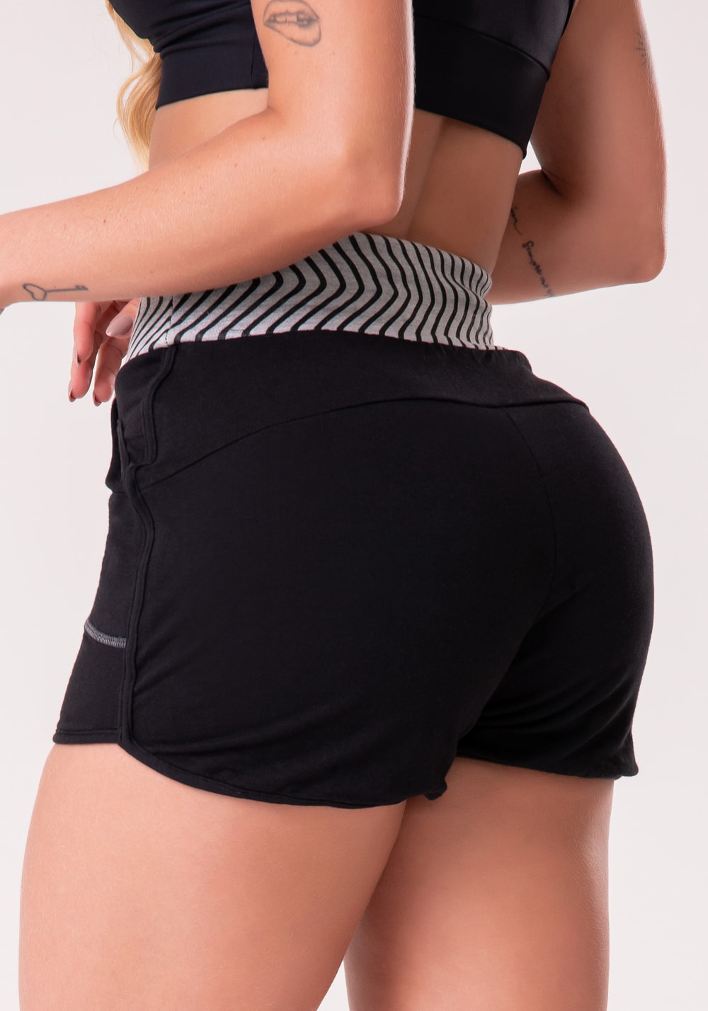 Short moletom preto com bolso