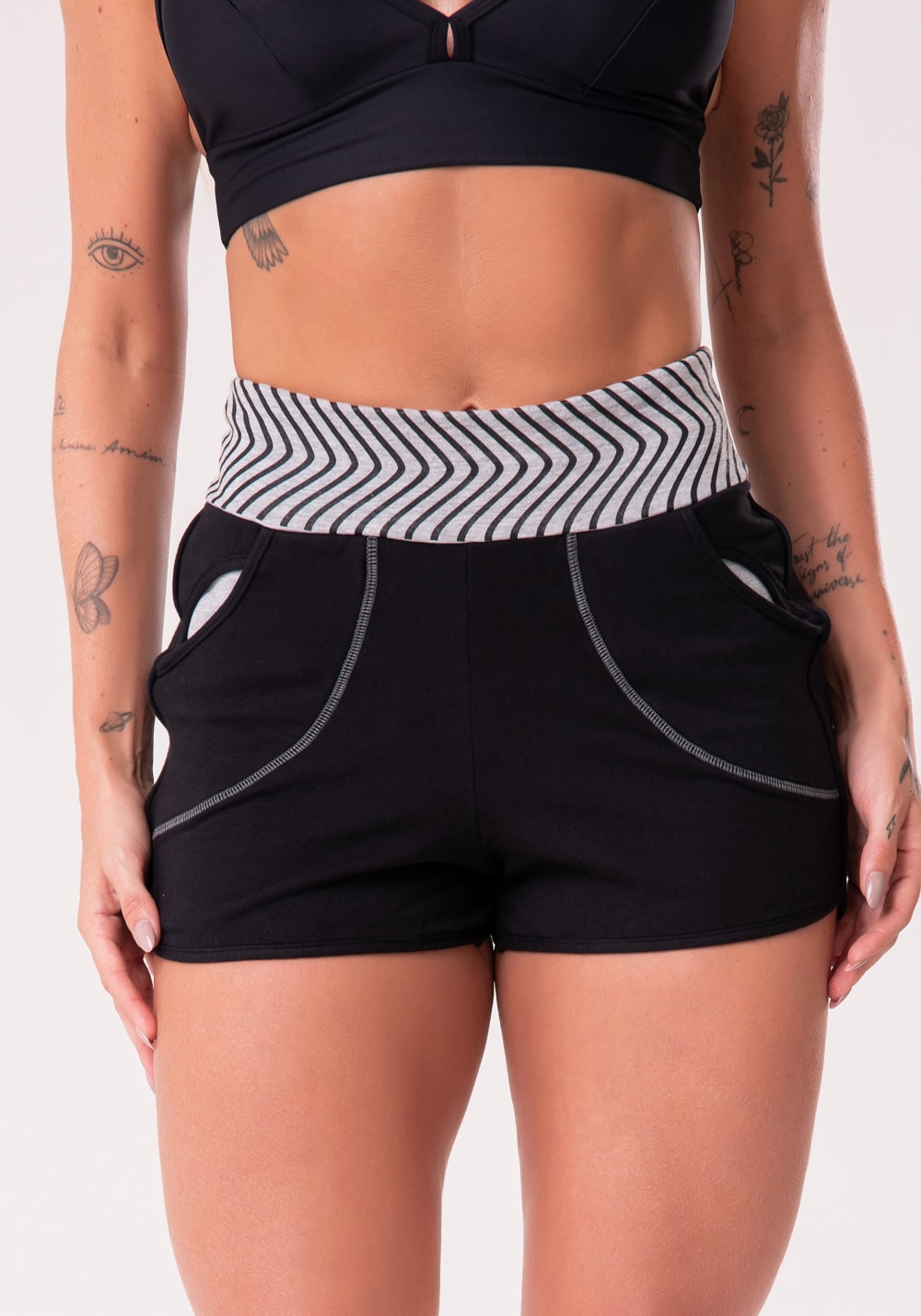 Short moletom preto com bolso