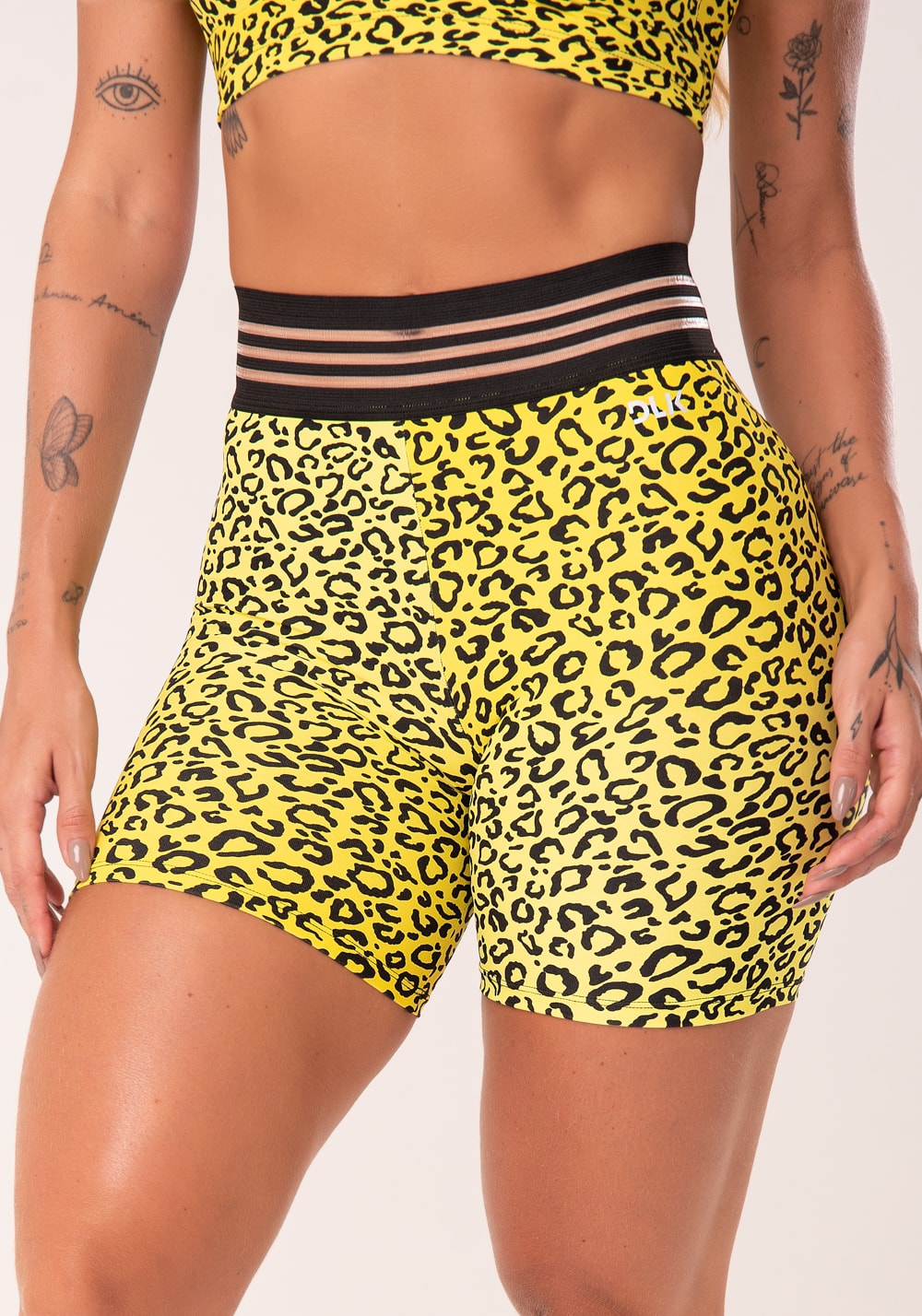 Short wild com elástico estampa de onça amarela