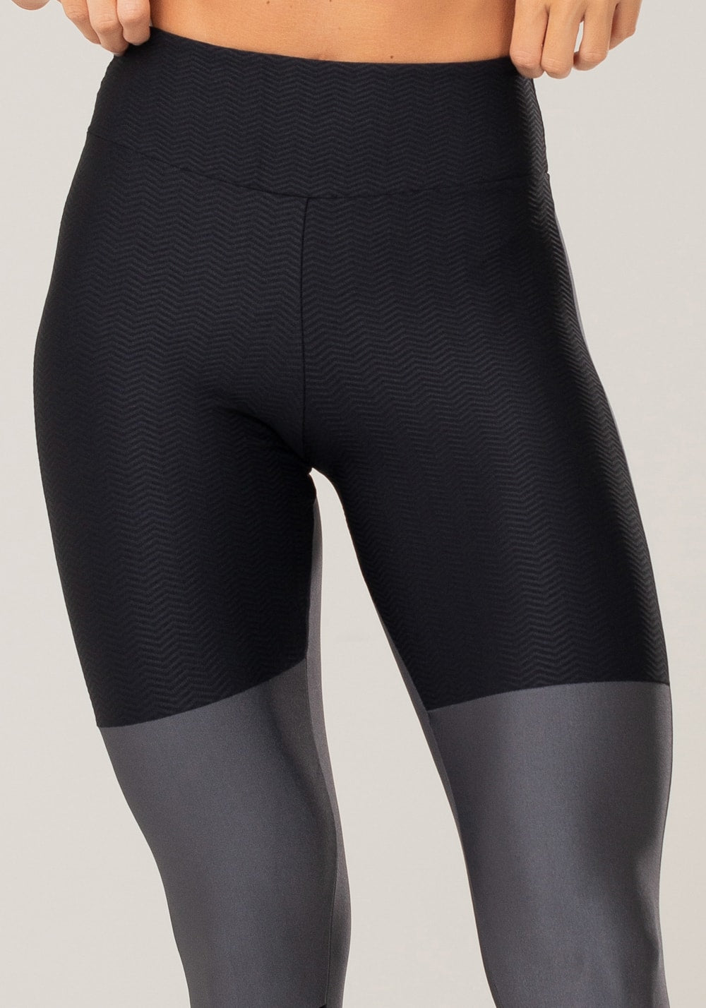 Calça legging energy com recortes grafite brilho e preto texturizado