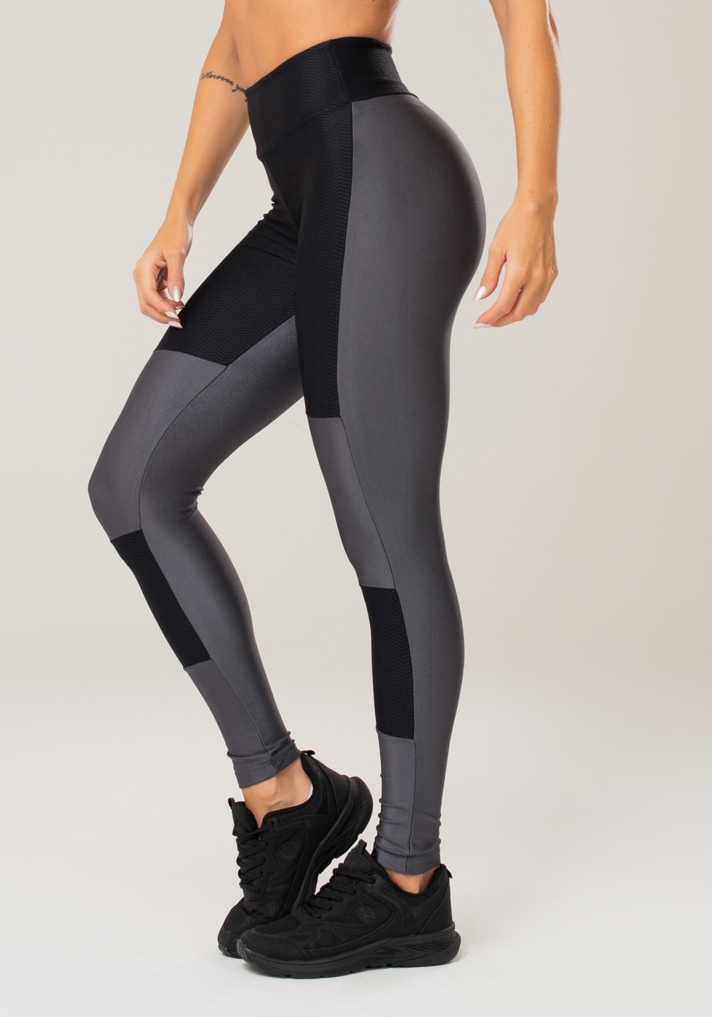Calça legging energy com recortes grafite brilho e preto texturizado