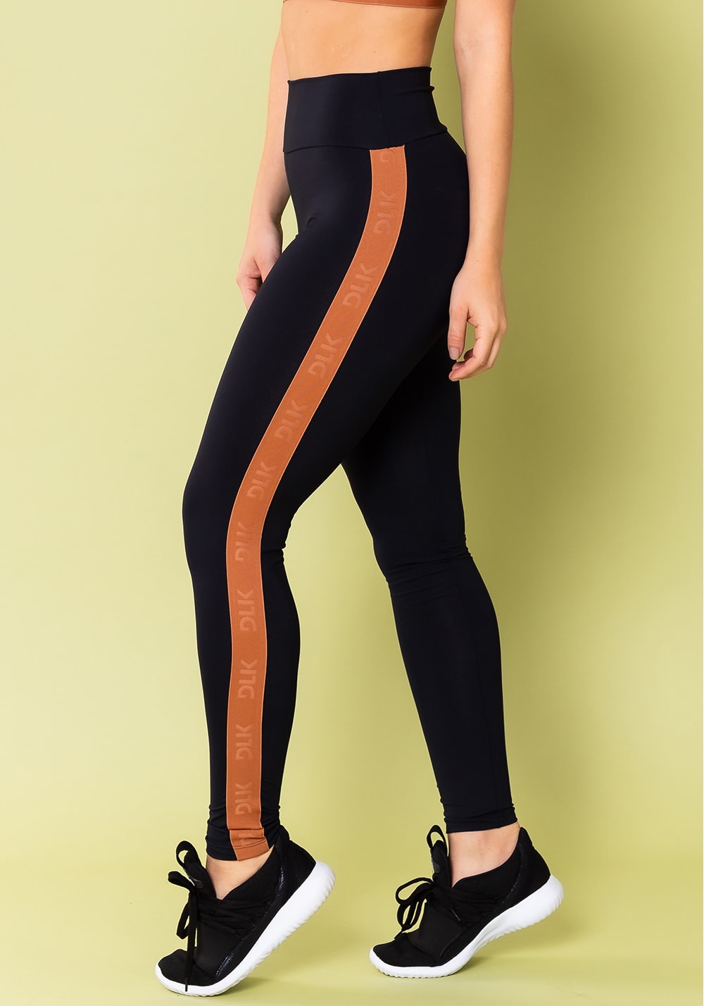 Calça legging energy poliamida preta com elástico amêndoa