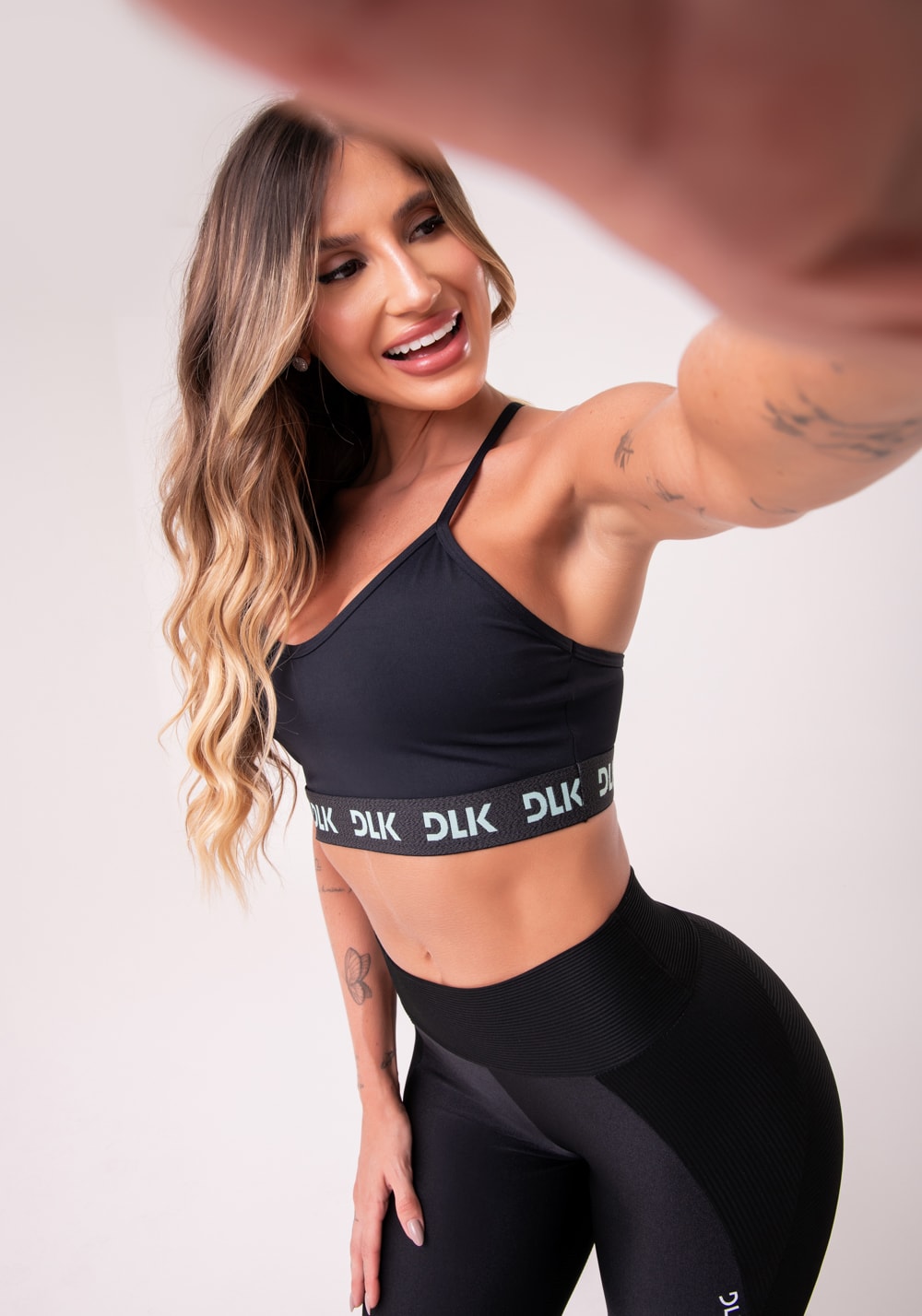 Top de alcinha com elástico na base preto com verde