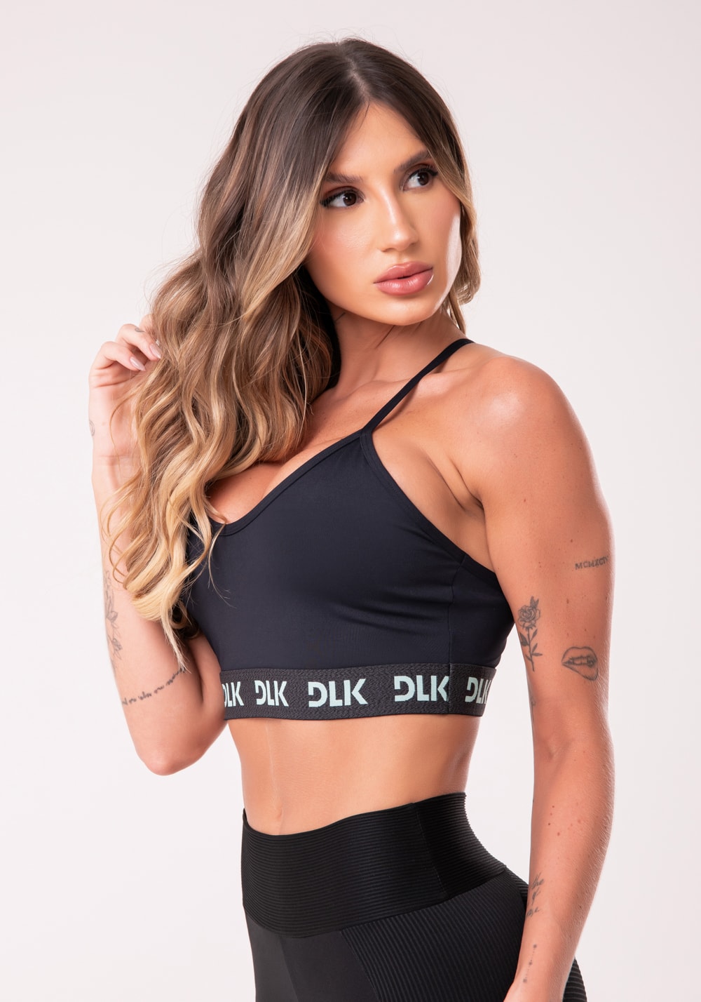 Top de alcinha com elástico na base preto com verde