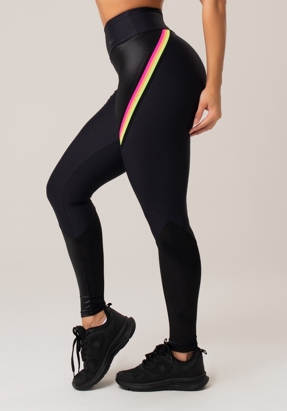 Calça legging energy com recortes cirrê preta e elástico colorido