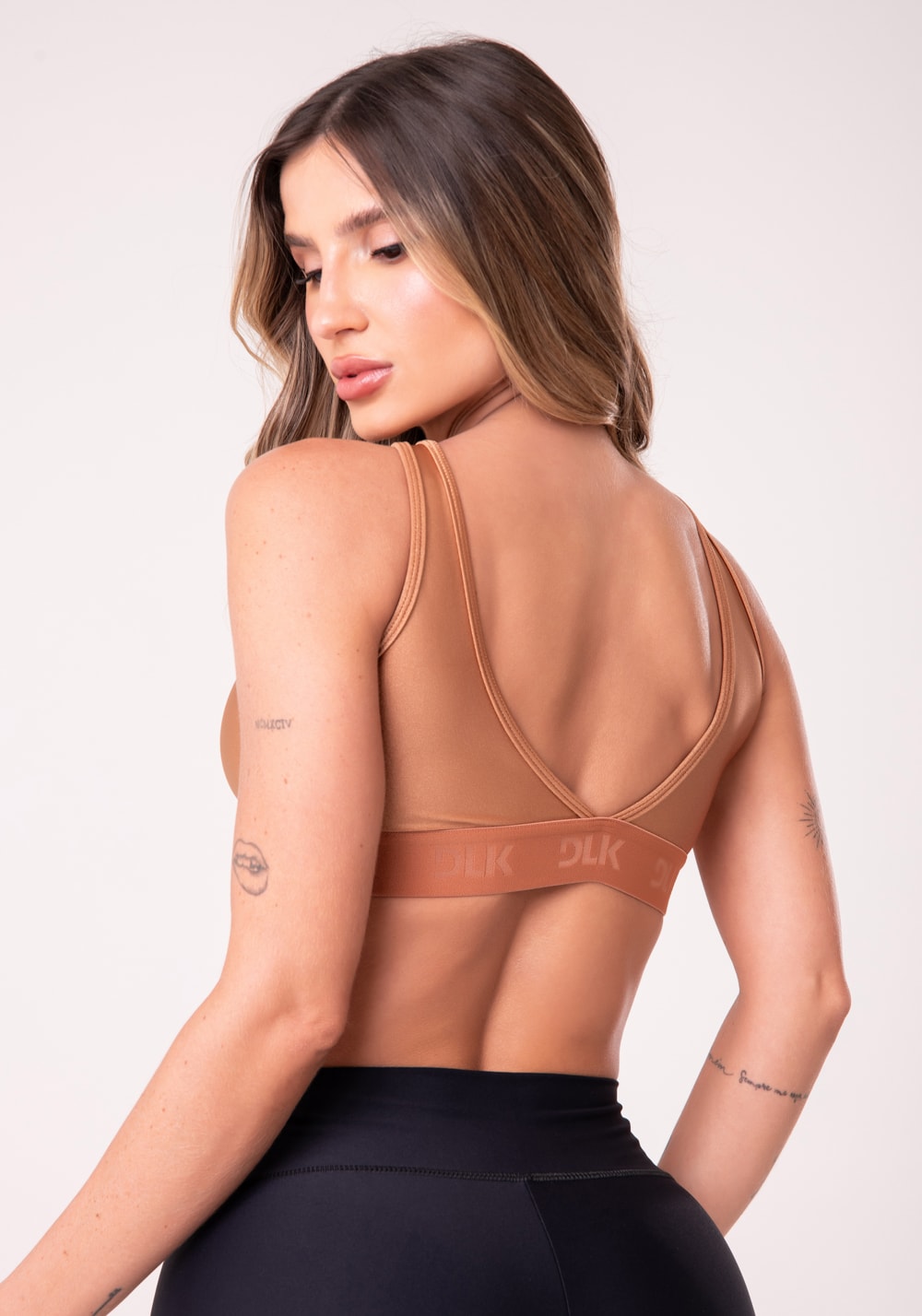 Top fitness energy com decote em tela amêndoa