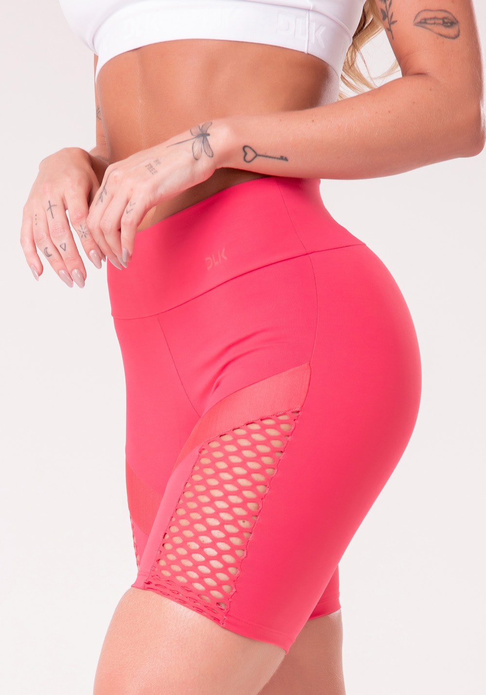 Short energy com recortes em tela rosa
