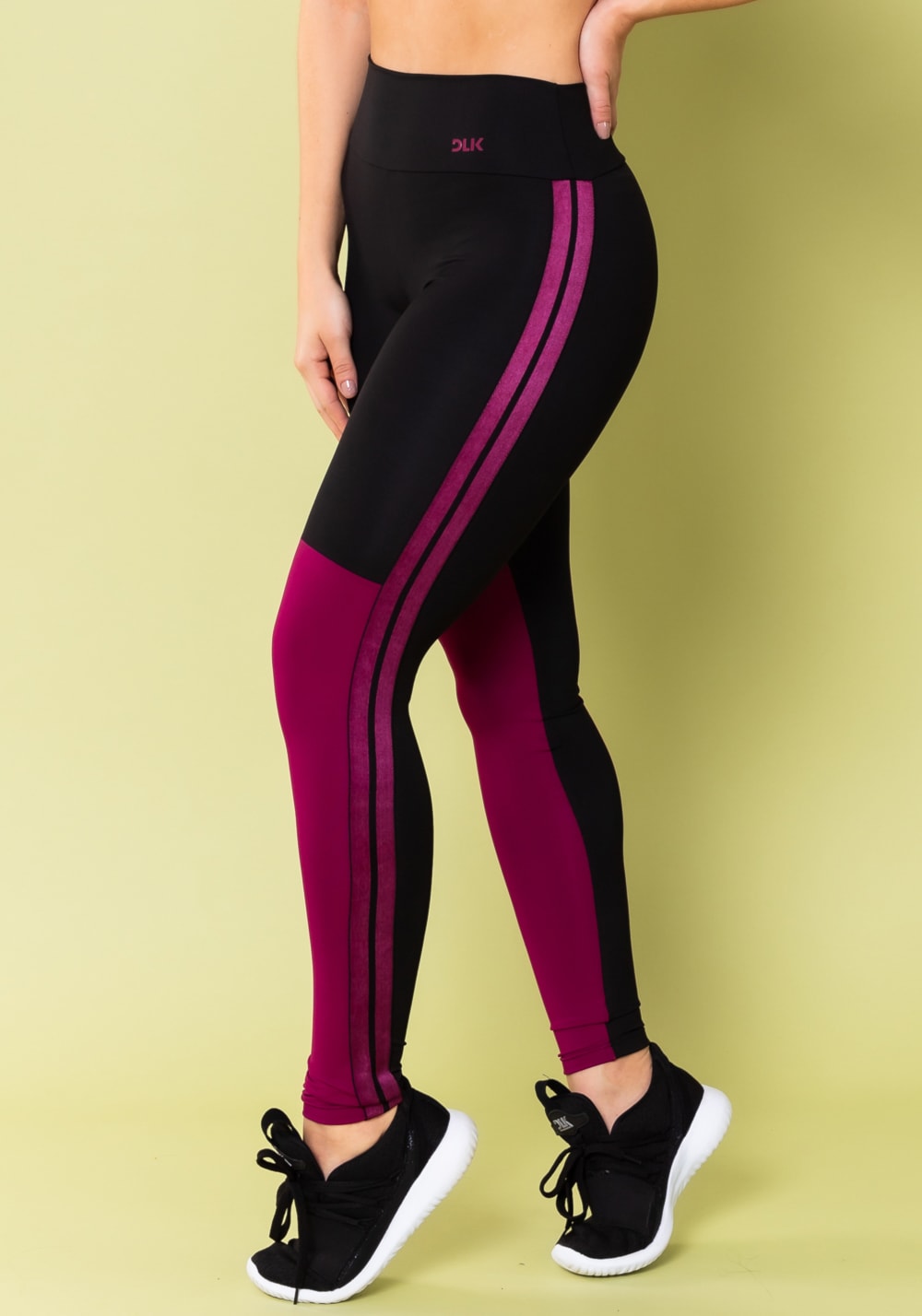 Calça legging energy preta com recorte e elástico roxo