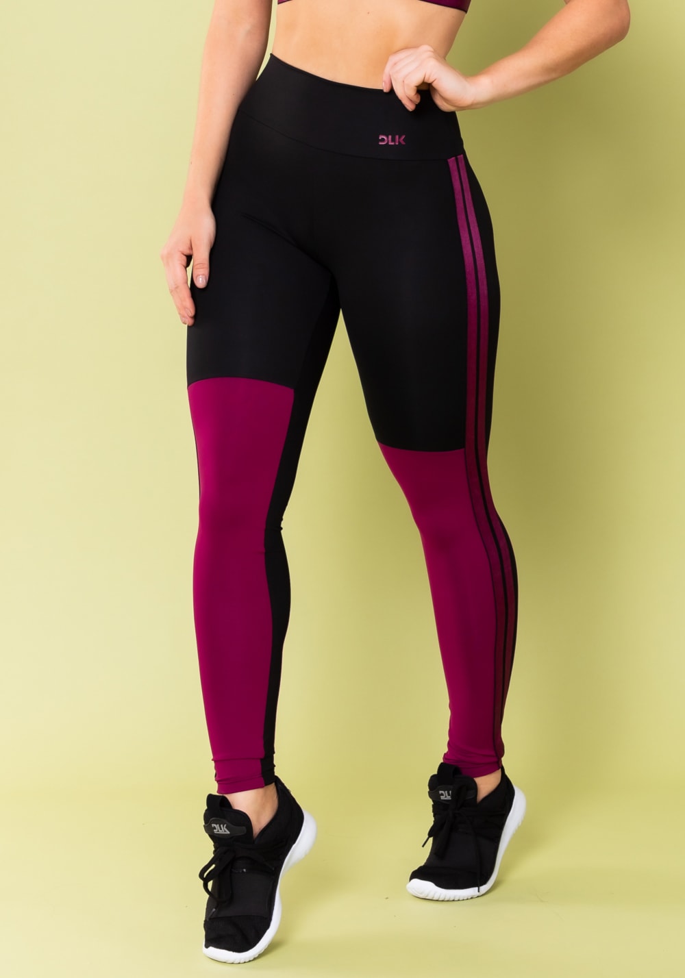 Calça legging energy preta com recorte e elástico roxo