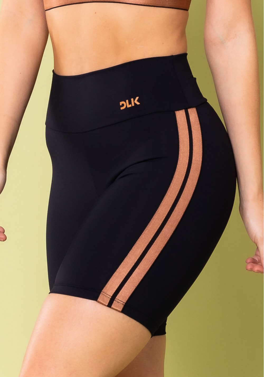 Short energy poliamida preta com elástico lateral amêndoa