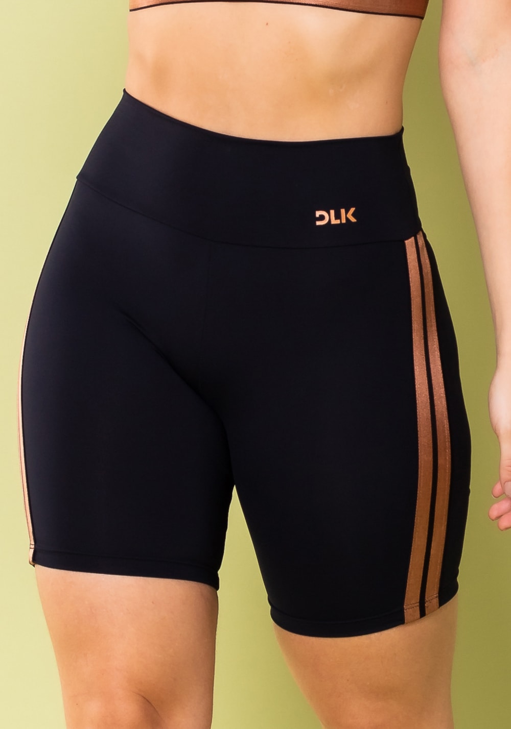 Short energy poliamida preta com elástico lateral amêndoa