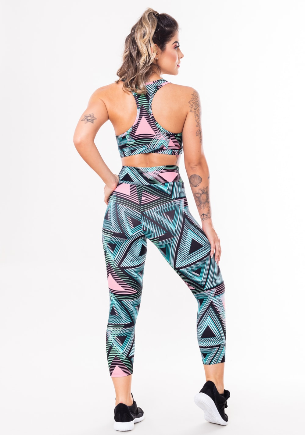 Conjunto fitness match poliamida estampado triângulos (top+corsário)