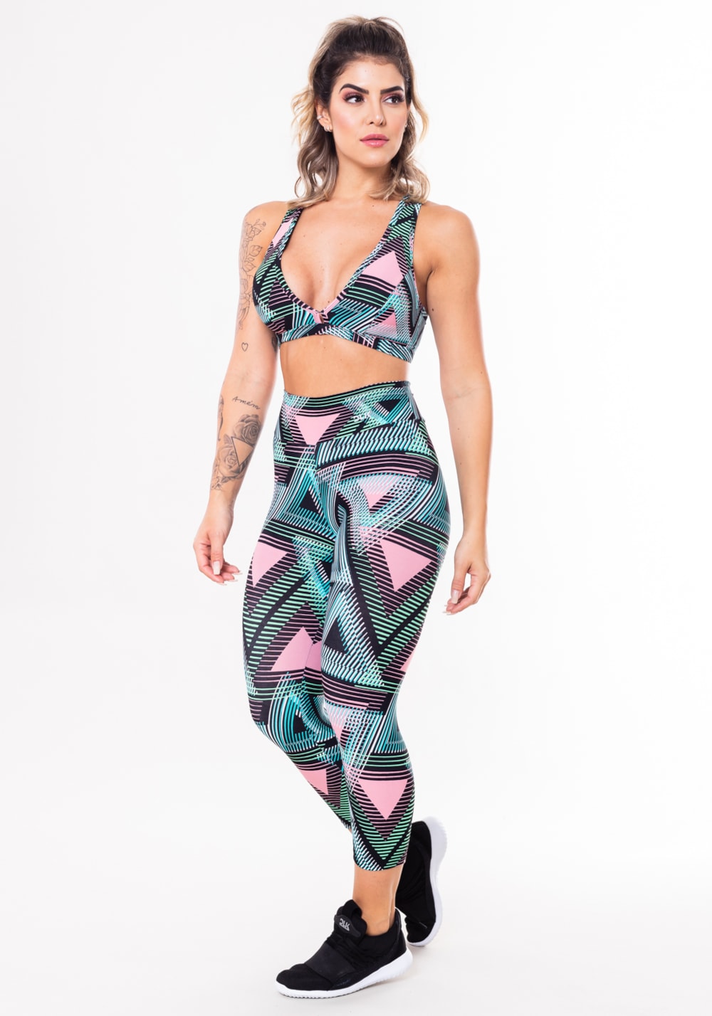 Conjunto fitness match poliamida estampado triângulos (top+corsário)