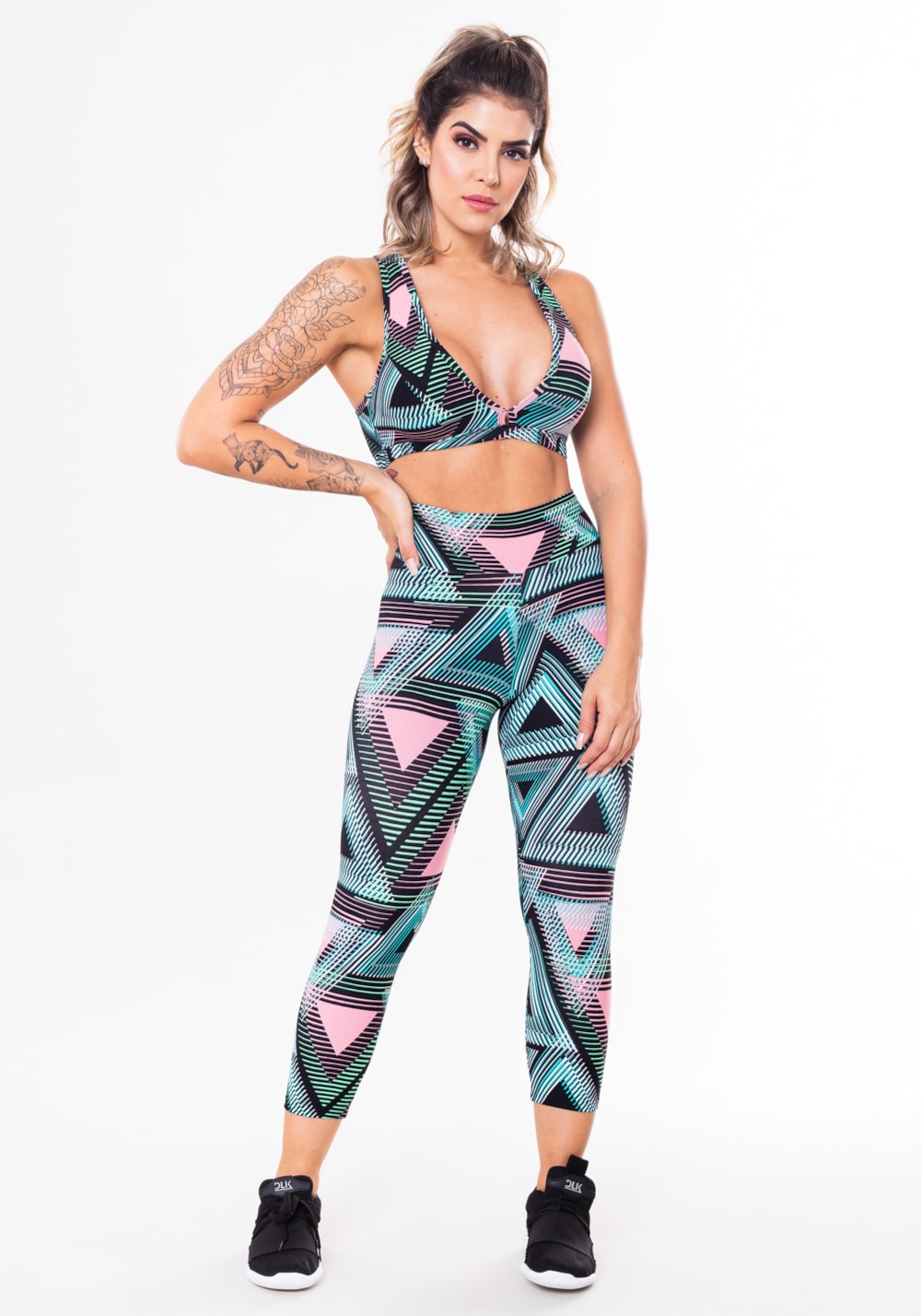Conjunto fitness match poliamida estampado triângulos (top+corsário)