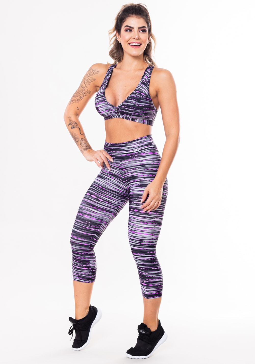 Conjunto fitness match poliamida estampado riscos preto e rosa (top+corsário)