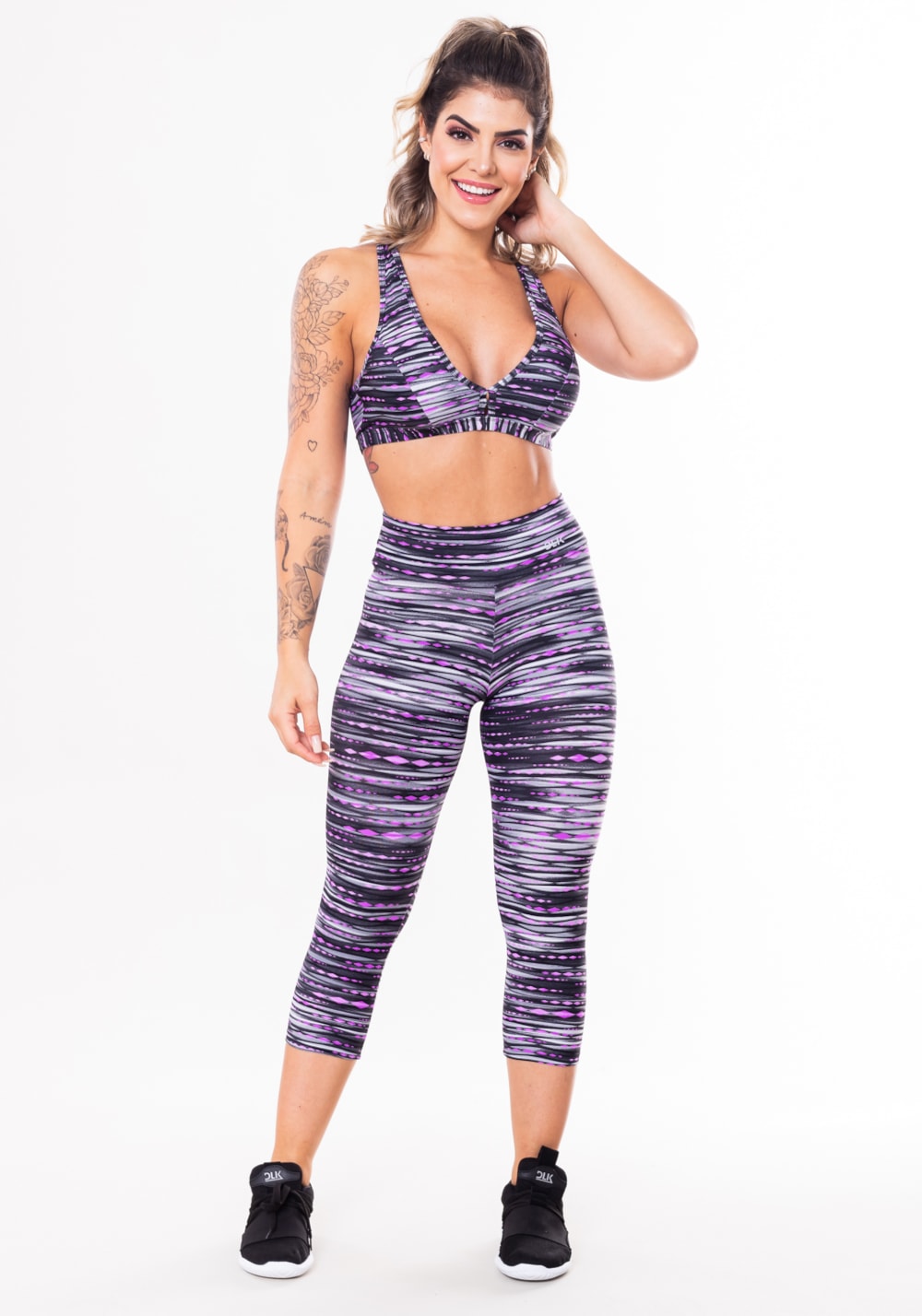 Conjunto fitness match poliamida estampado riscos preto e rosa (top+corsário)