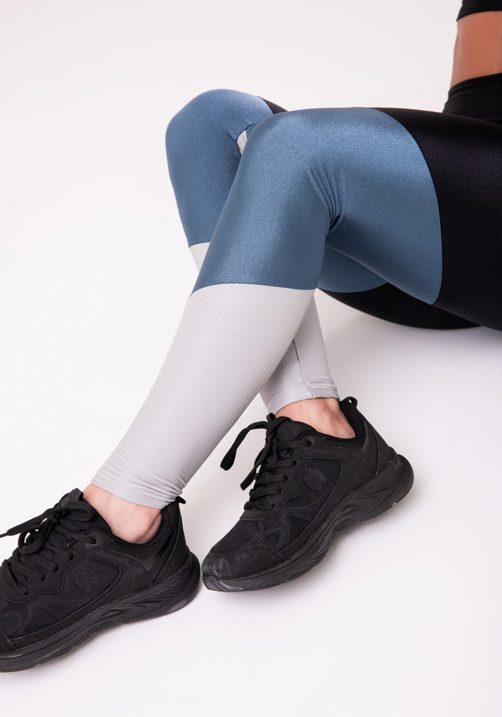 Calça legging happiness com recortes preta, azul marinho e prata