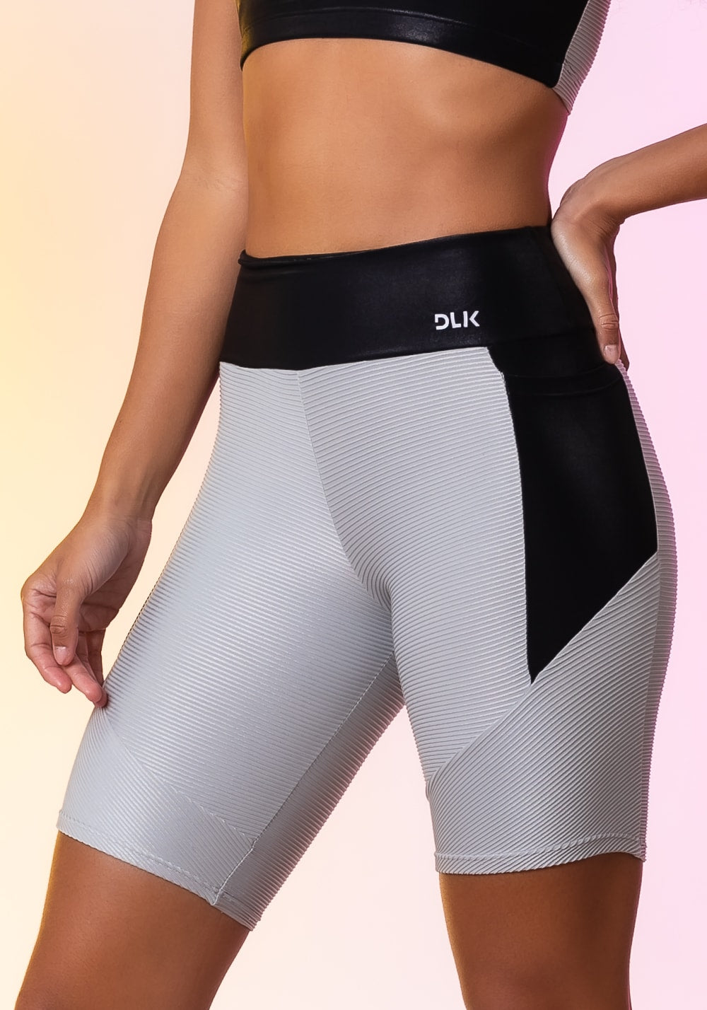 Bermuda modelo ciclista happiness com bolso preta e prata