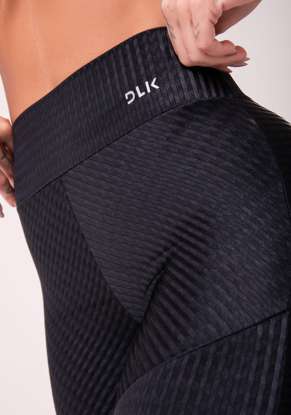 Short happiness em poliamida e recortes preto