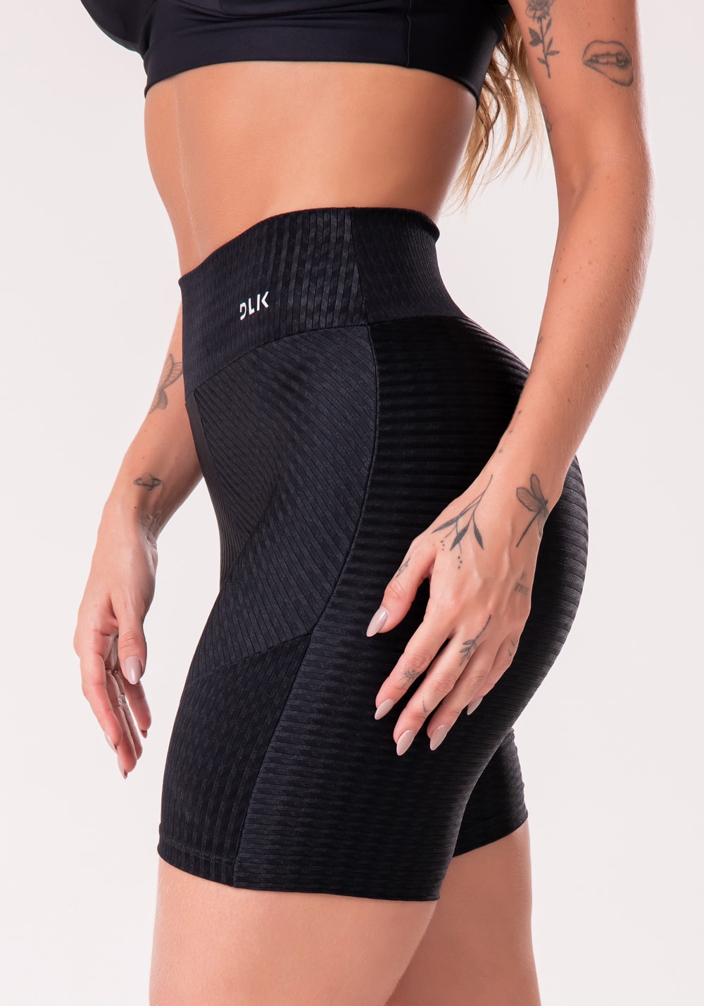 Short happiness em poliamida e recortes preto