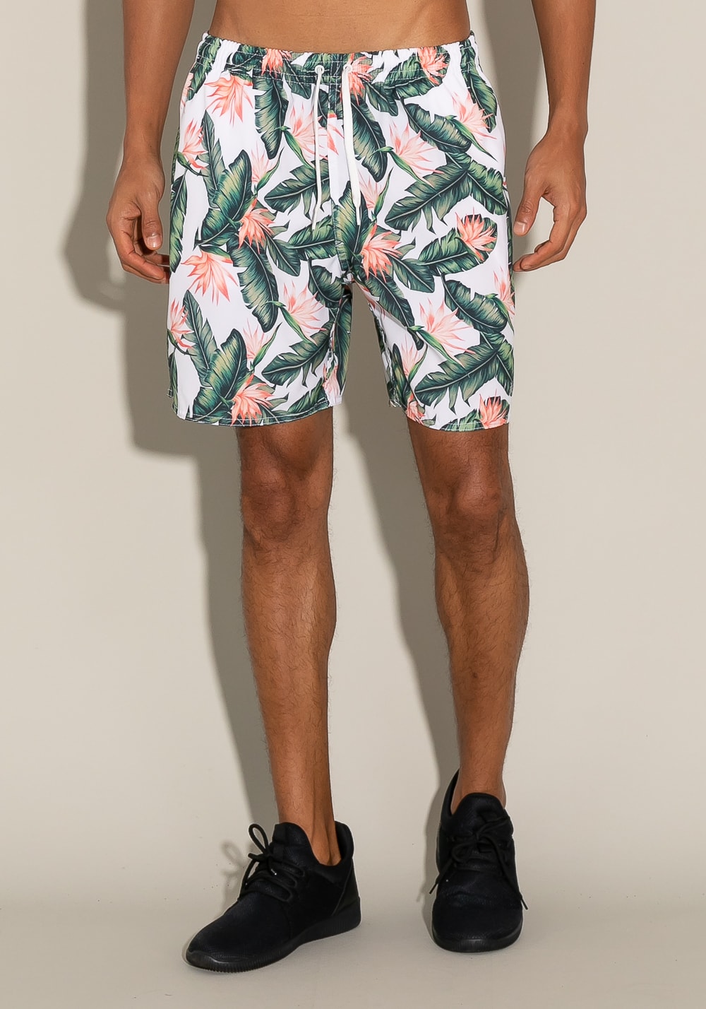 Short for men com bolso e cadarço estampa floresta tropical