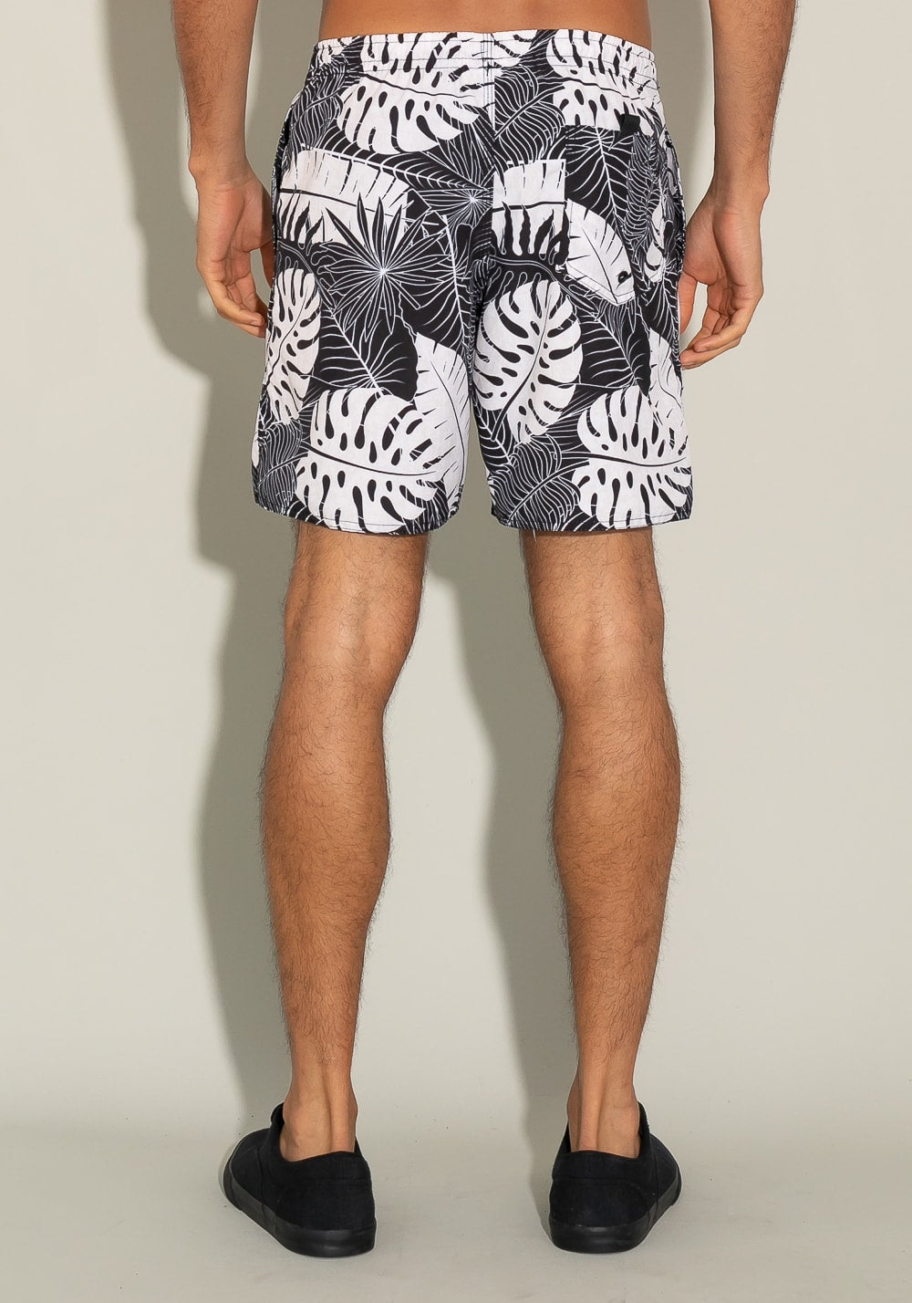 Short for men com bolso e cadarço estampa folhas étnicas