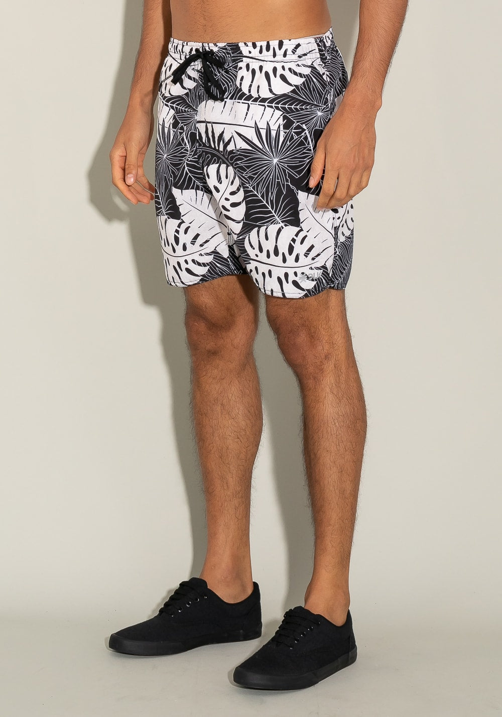 Short for men com bolso e cadarço estampa folhas étnicas