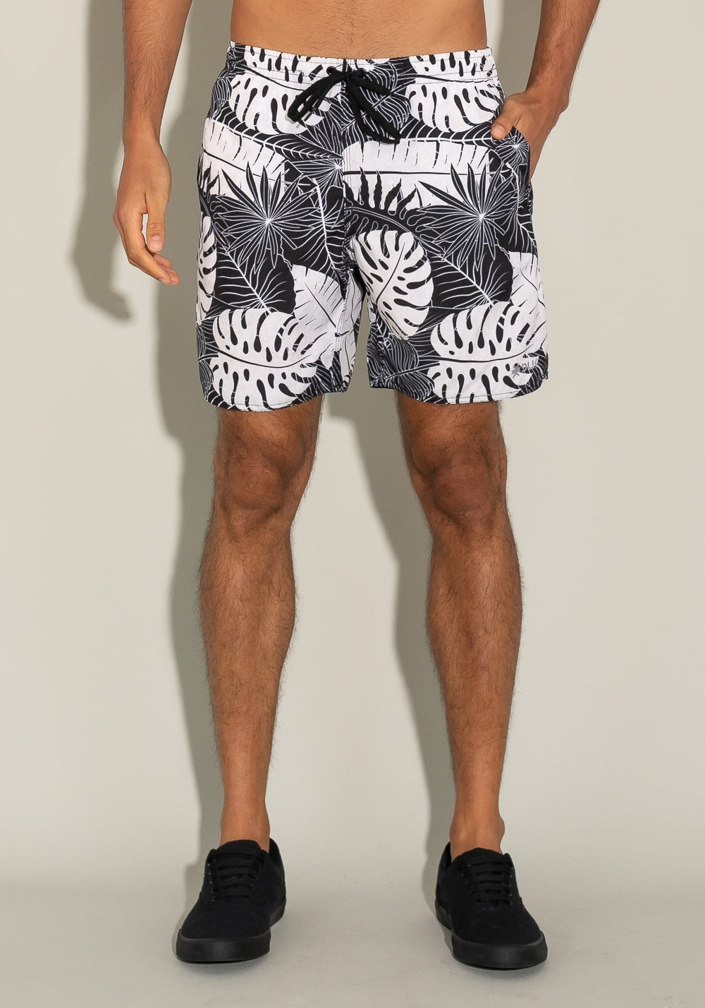 Short for men com bolso e cadarço estampa folhas étnicas
