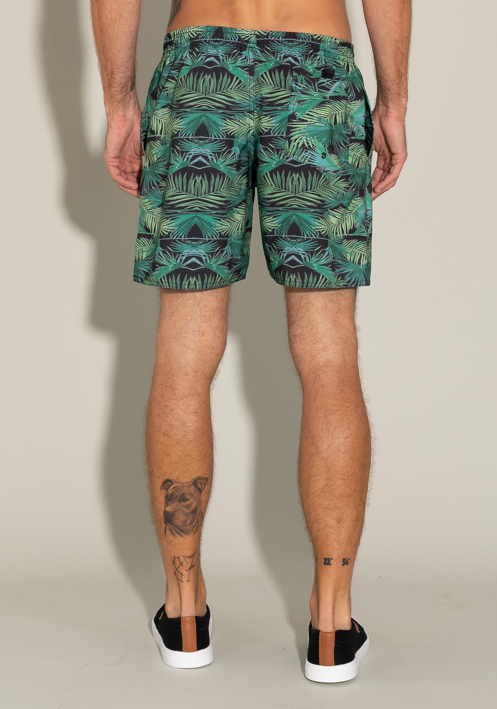 Short for men com bolso e cadarço estampa folhas de palmeira