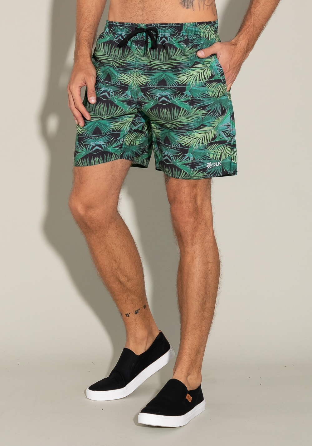 Short for men com bolso e cadarço estampa folhas de palmeira