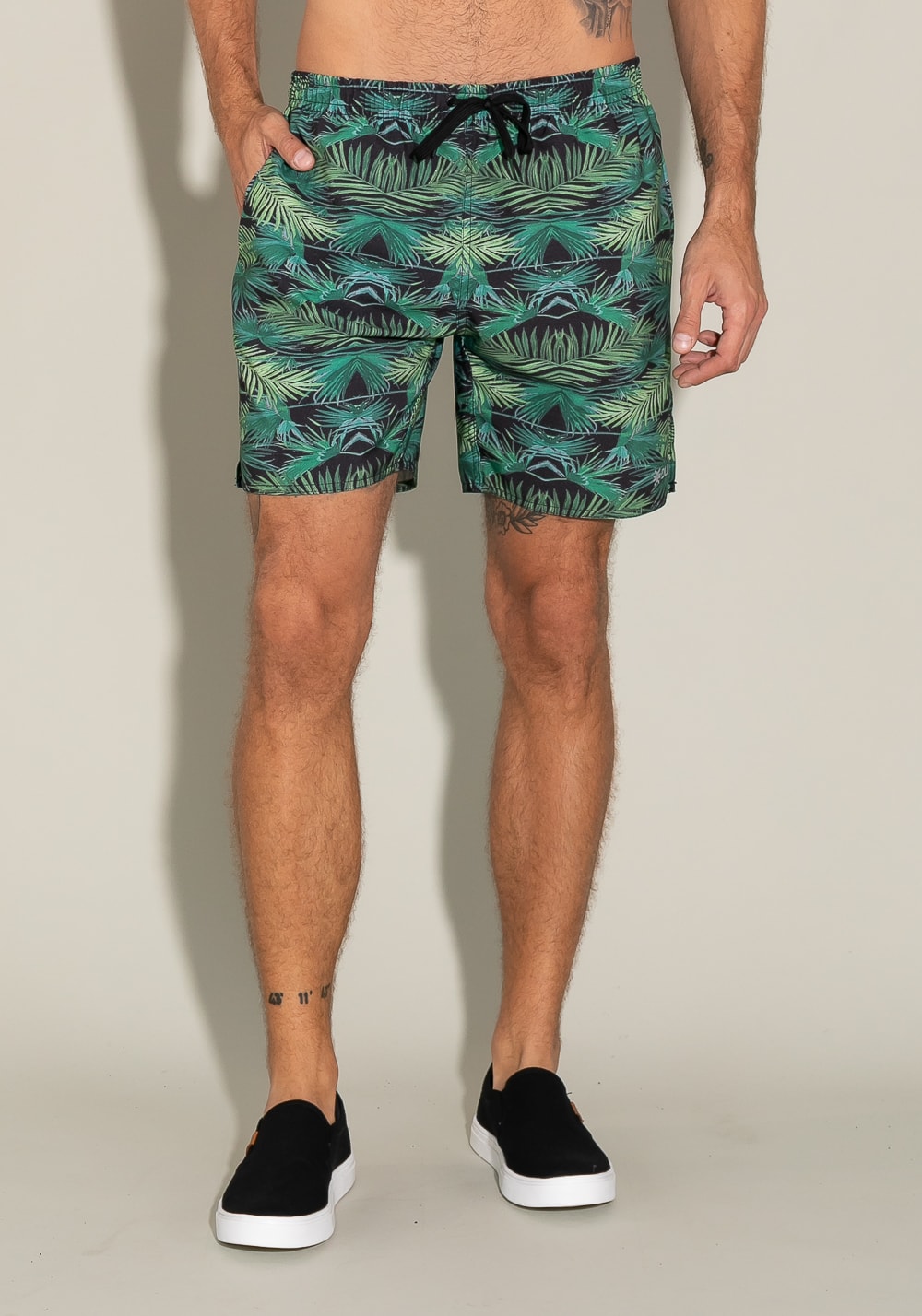 Short for men com bolso e cadarço estampa folhas de palmeira