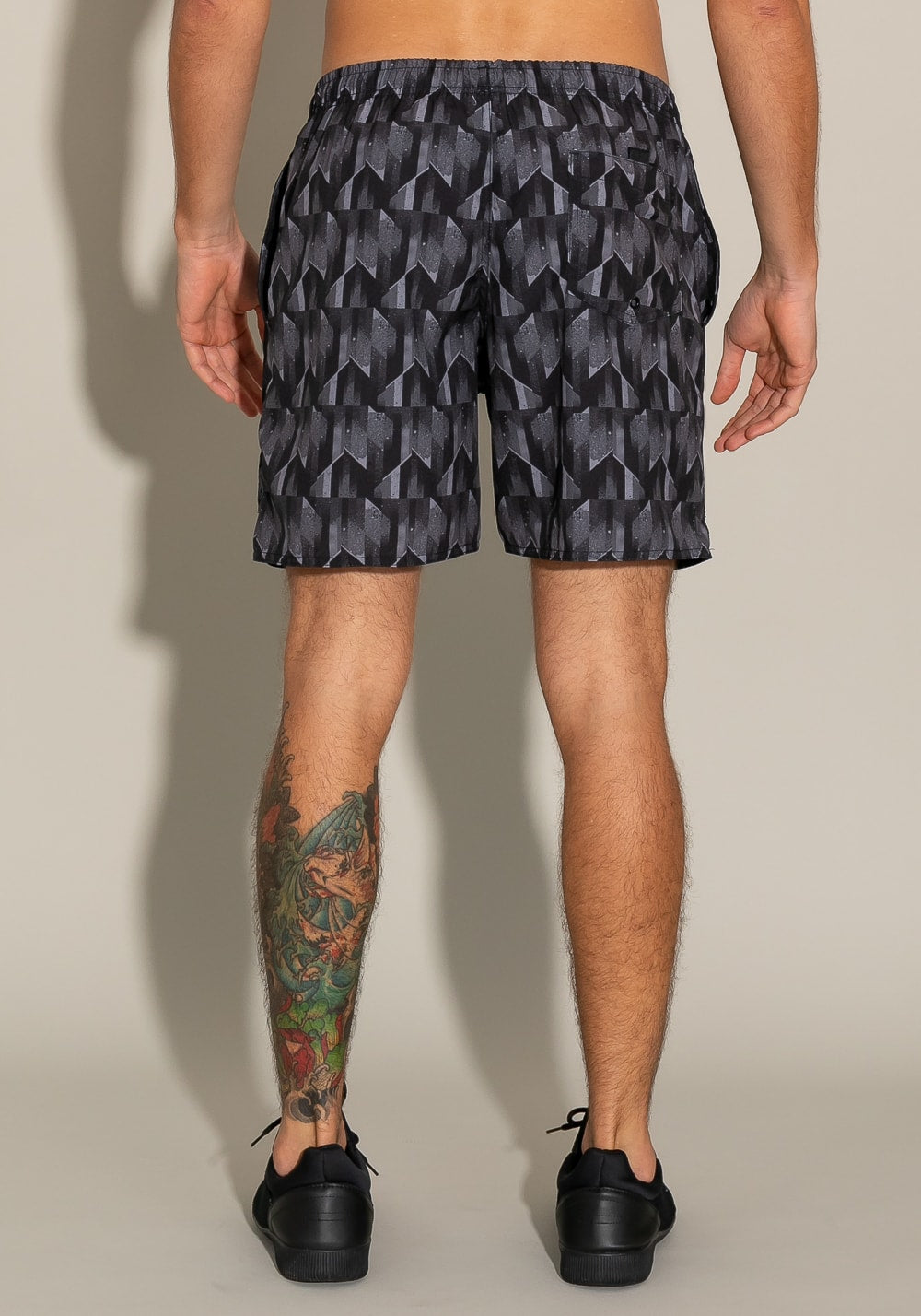 Short for men com bolso e cadarço estampa geométrica