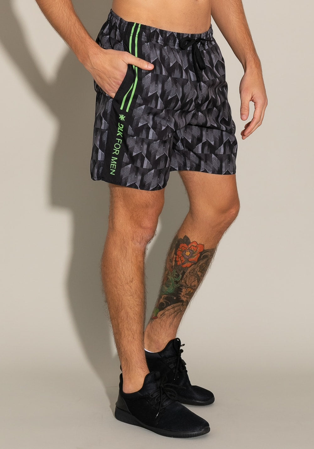 Short for men com bolso e cadarço estampa geométrica