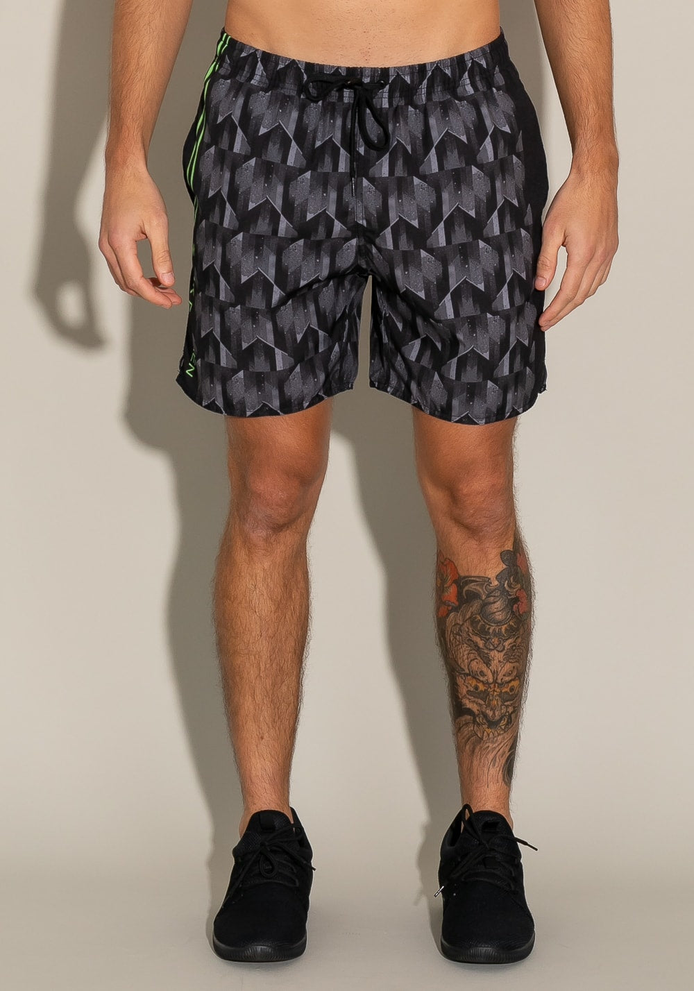Short for men com bolso e cadarço estampa geométrica