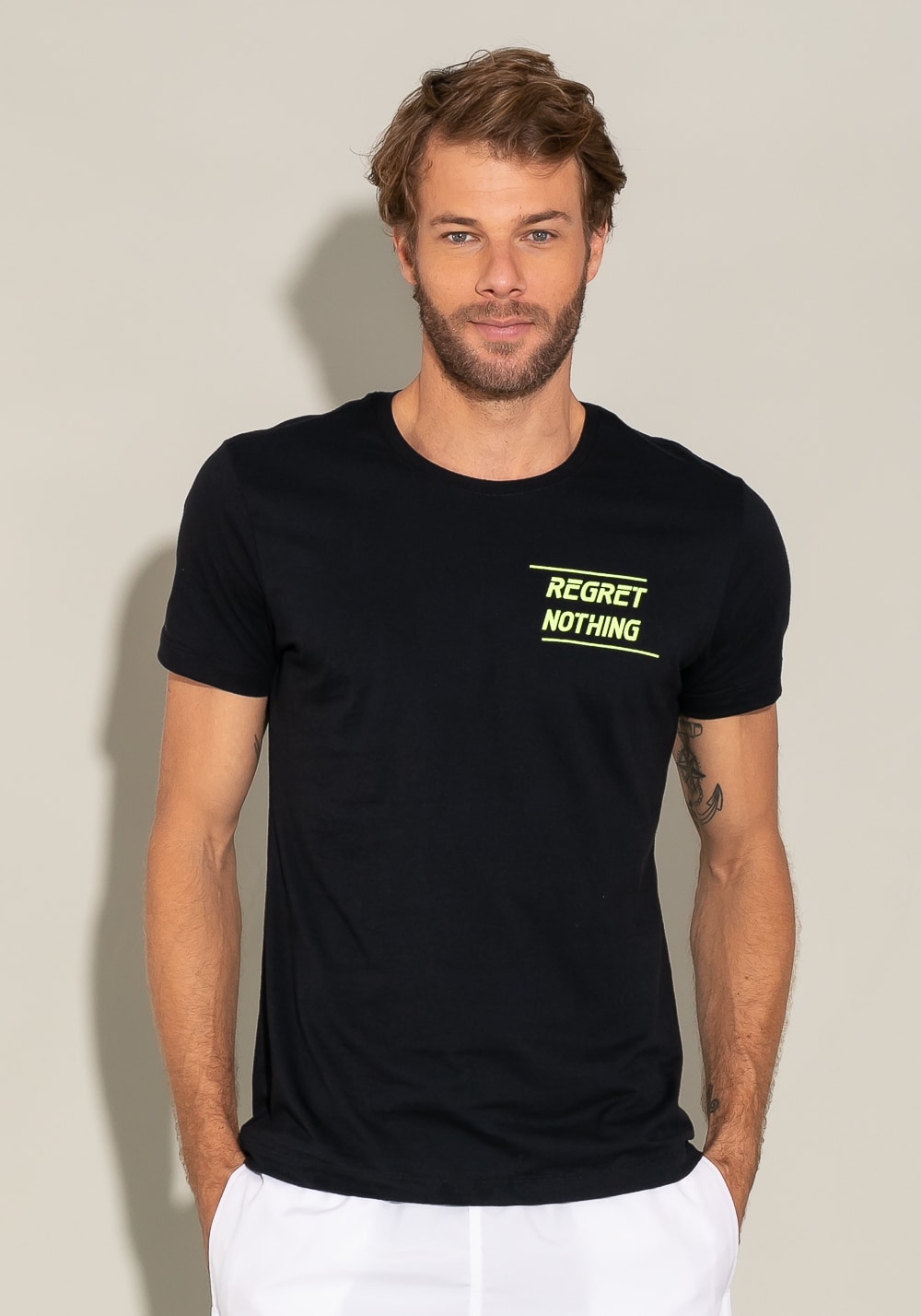 Camiseta manga curta for men slim preto com silk regret nothing