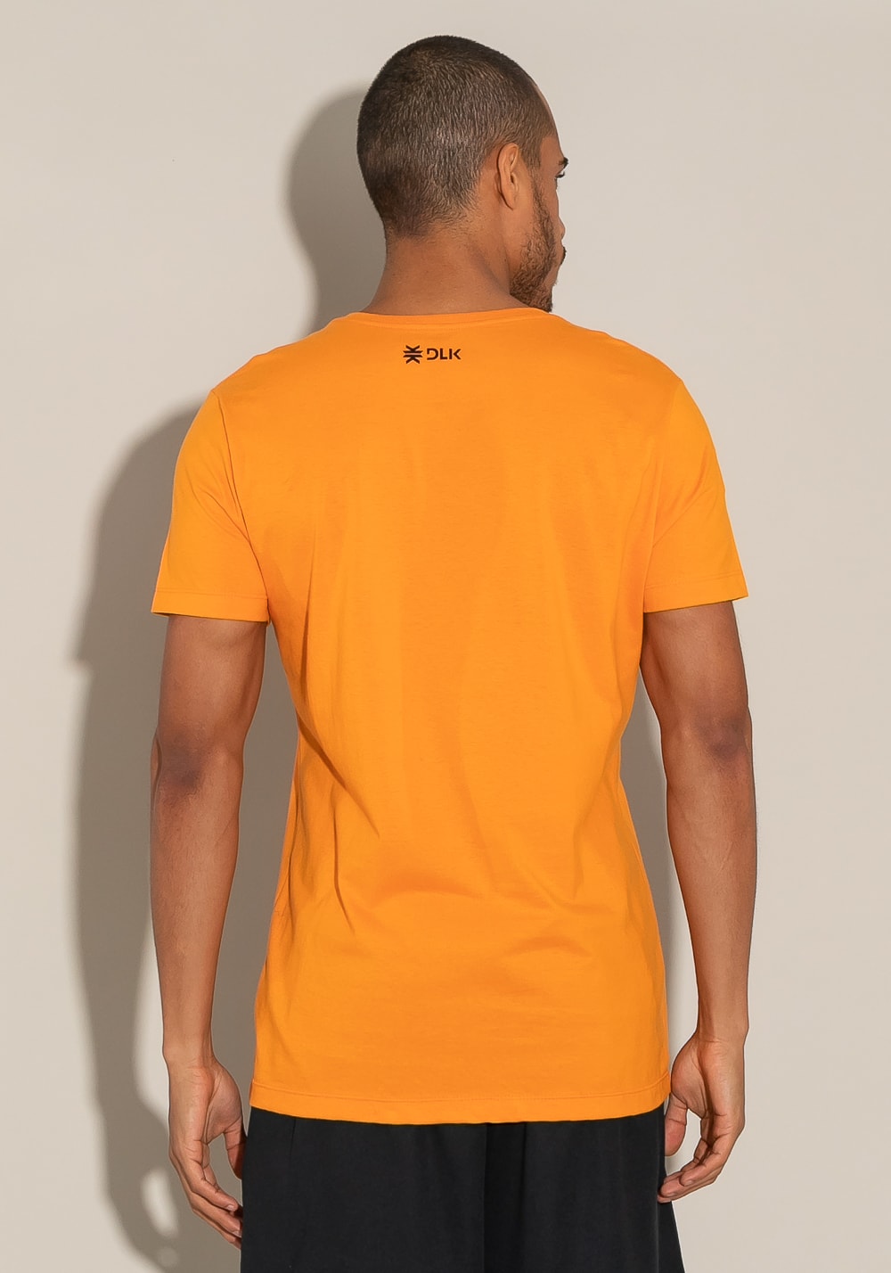 Camiseta manga curta for men slim laranja com silk regret nothing