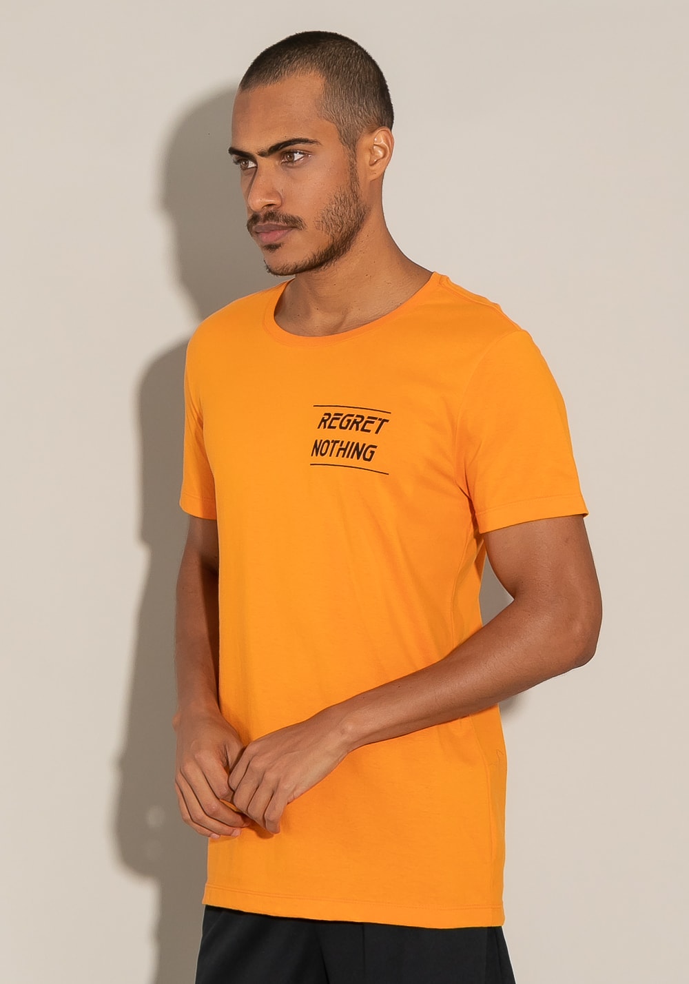 Camiseta manga curta for men slim laranja com silk regret nothing