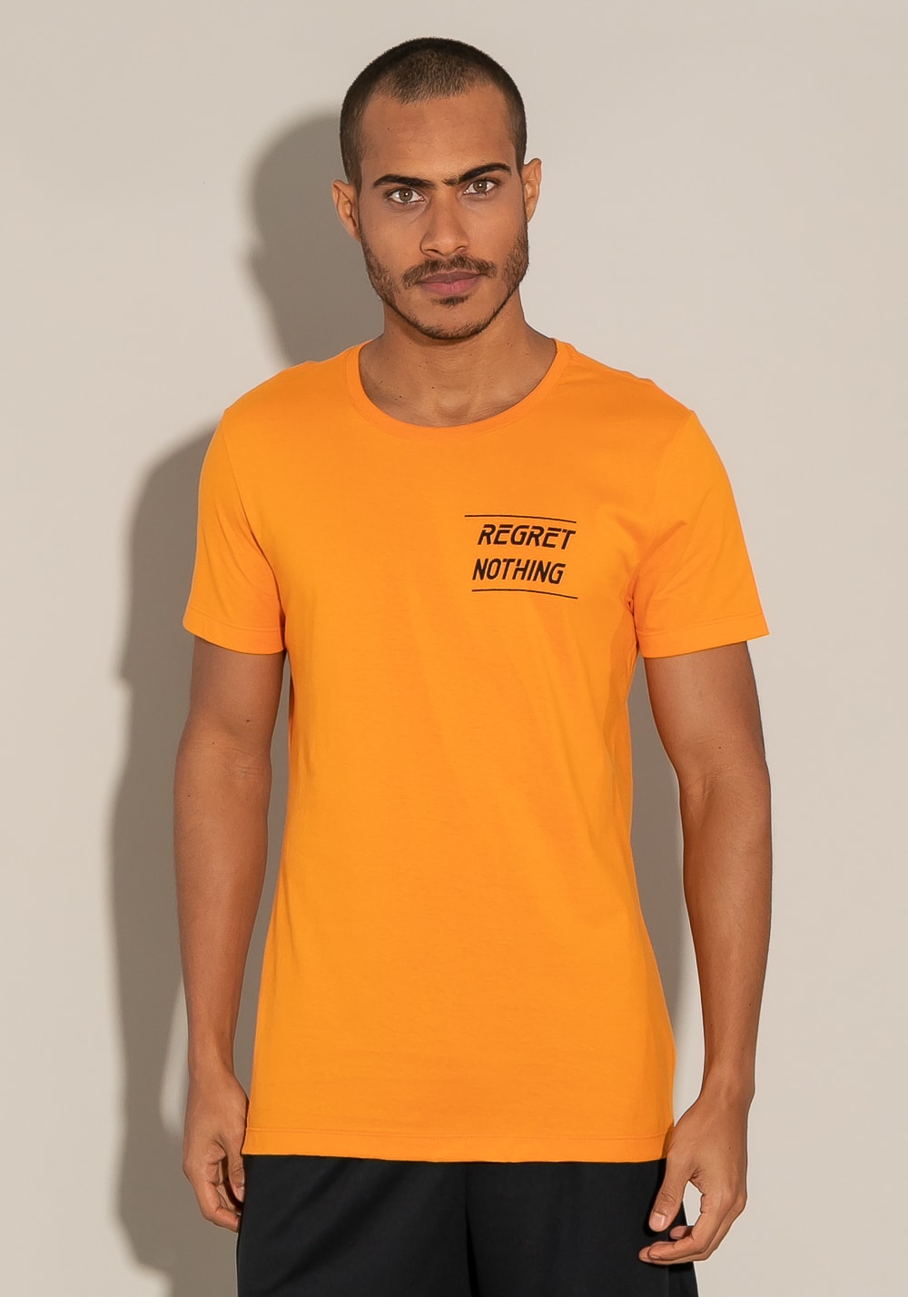 Camiseta manga curta for men slim laranja com silk regret nothing