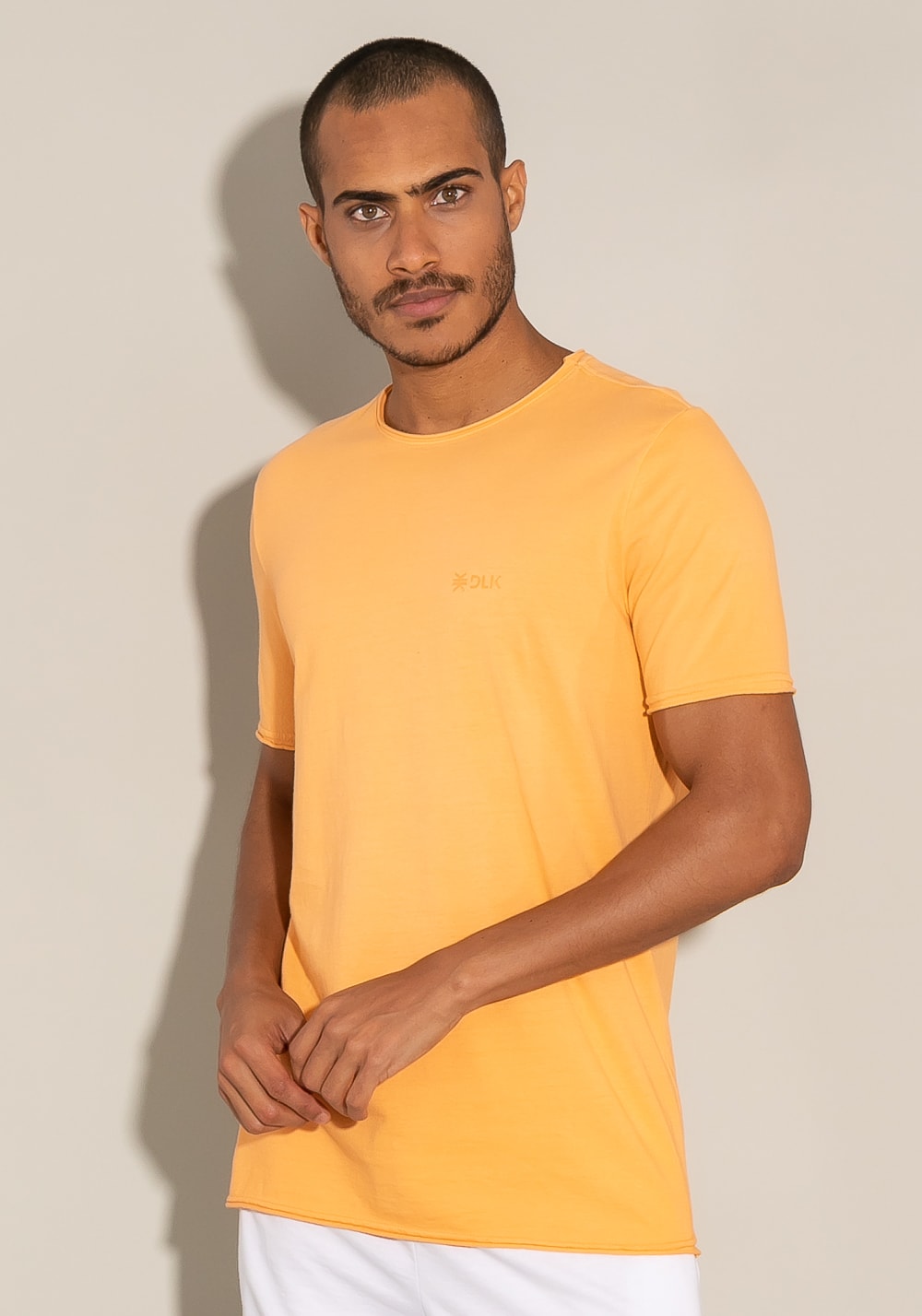 Camiseta manga curta for men acabamento a fio laranja