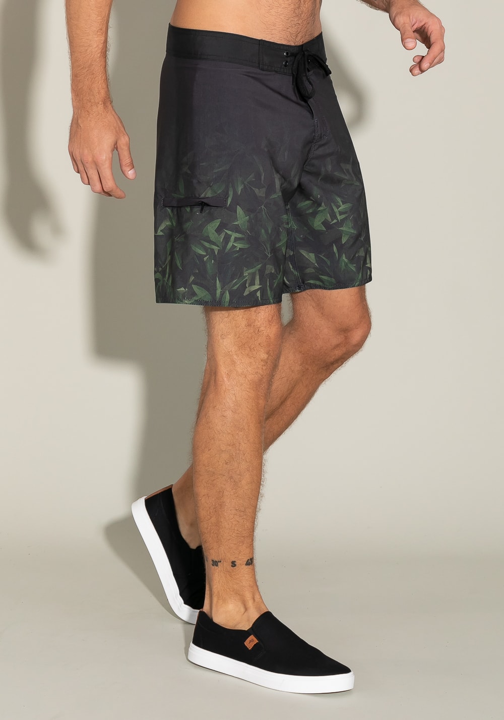 Bermuda for men bolso lateral estampa folhagem