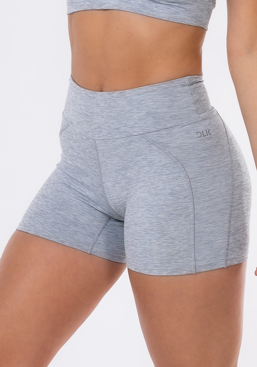 Short curto nation com recorte no gancho cinza