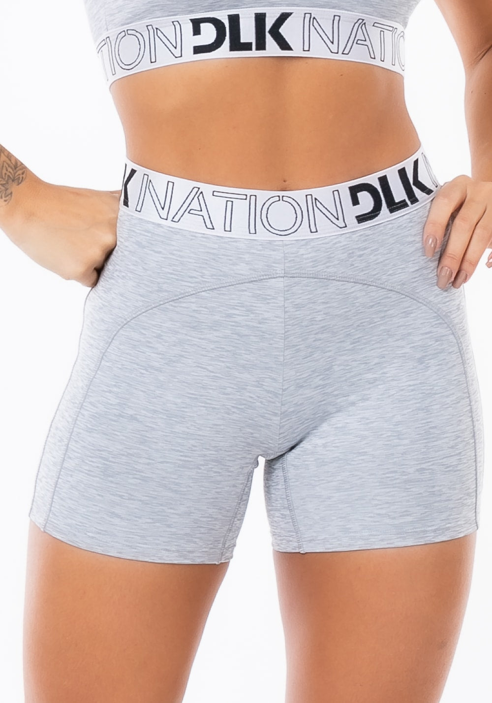 Short curto nation com elástico na cintura cinza
