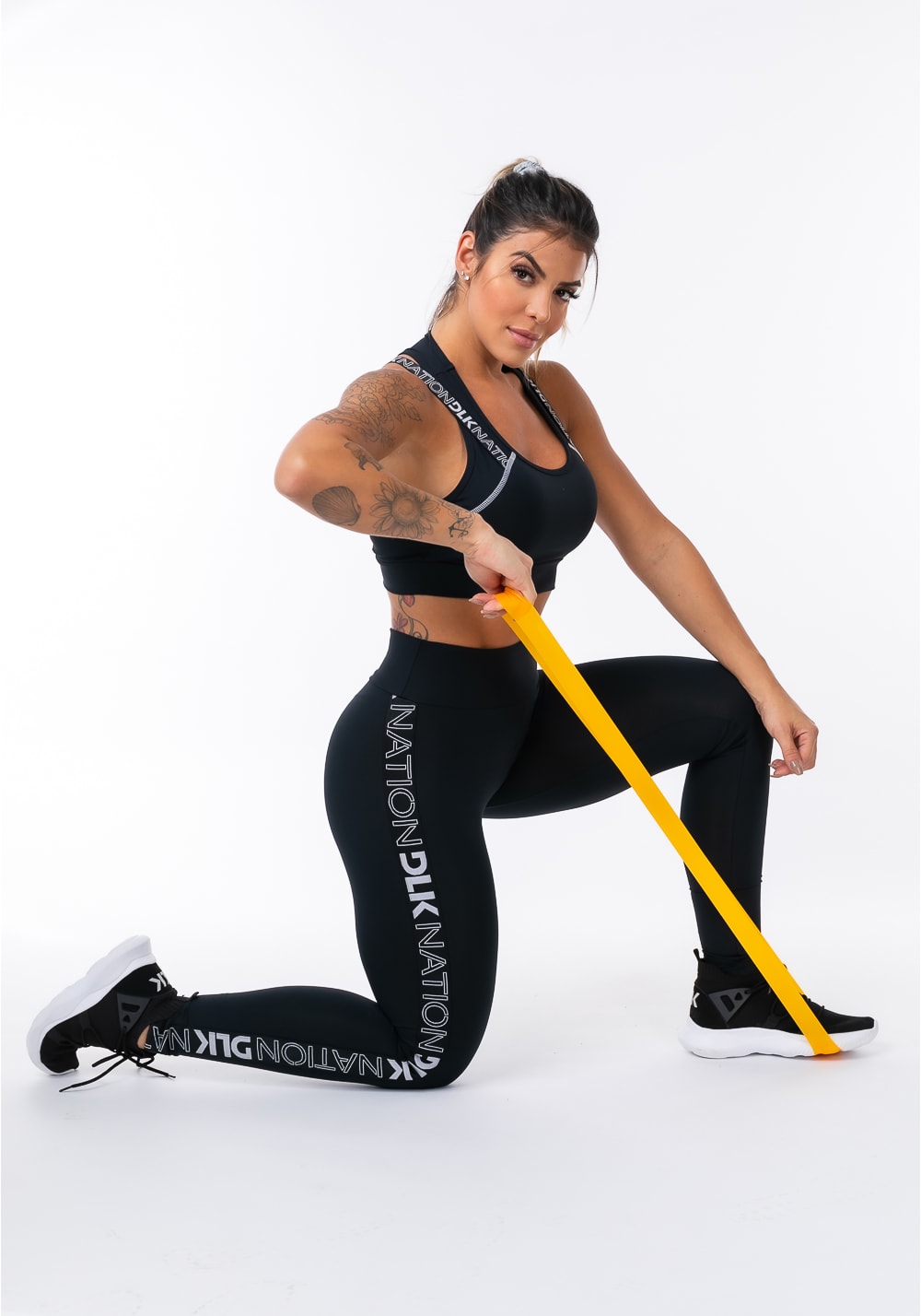 Calça legging nation com elástico lateral preto e prata
