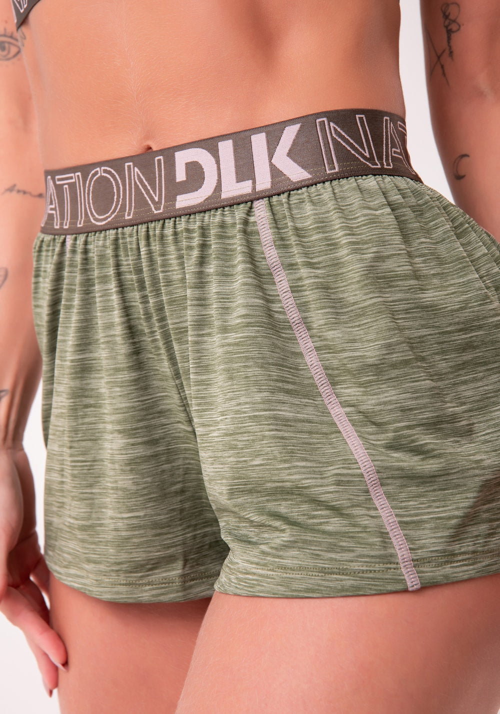 Short nation com elástico no cós verde militar